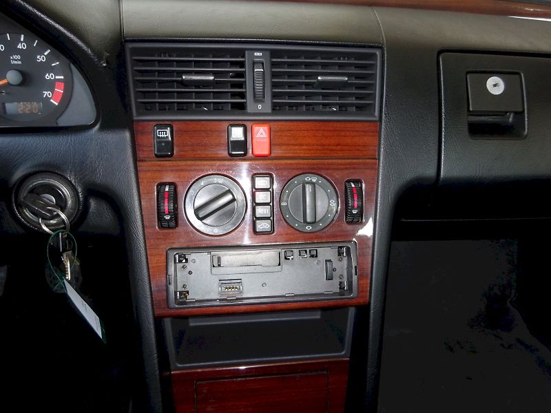 Mercedes-Benz Třídy C (1995) 180 Elegance - man. převodovka - fotka 18 z 20