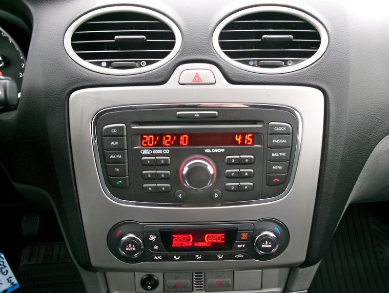 Ford Focus 1,6 - ZADÁNO - fotka 15 z 25