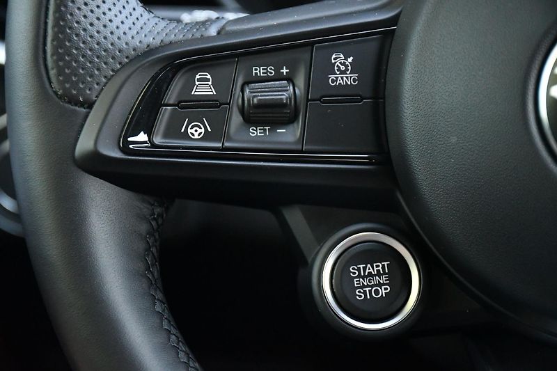 Alfa Romeo Giulia 2,0 VELOCE 16V 206kW AT8-Q4 - fotka 29 z 54