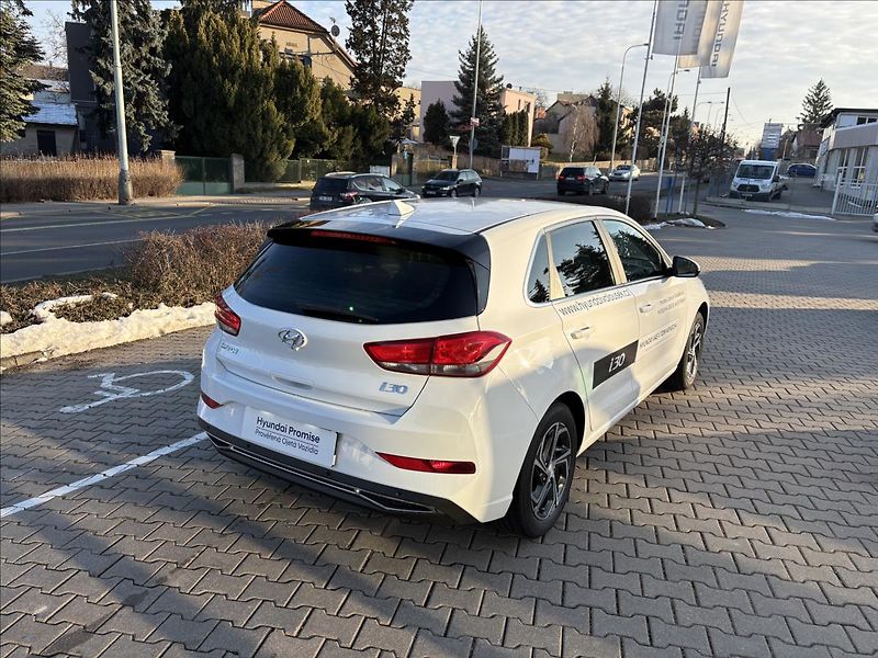 Hyundai i30 1,5 i CVVT  HB Smart - fotka 5 z 17