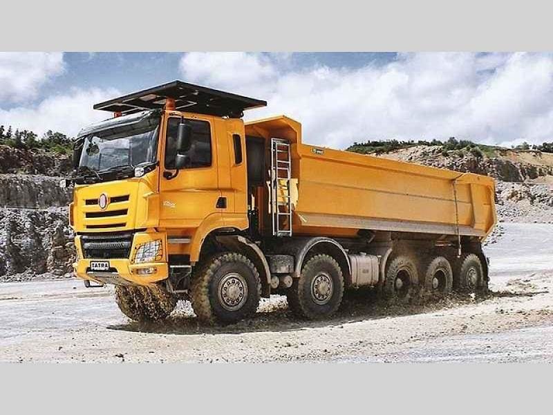 Tatra Force 8x8 – vozidlo pro přepravu potrubí.