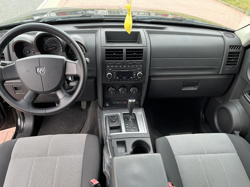 Dodge Nitro 2.8 CRD 4x4 Automat - fotka 12 z 27