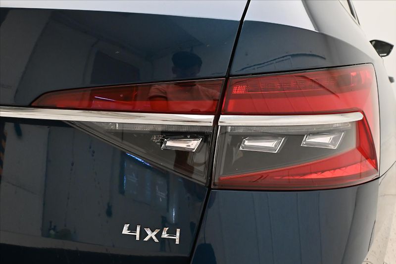 Škoda Superb 2,0 TSI 206kW L&K DSG 4x4 Záru - fotka 31 z 32