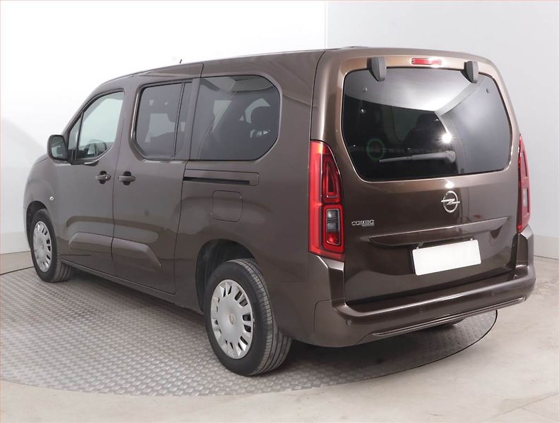 Opel Combo (2020) Maxi Edition 1.2 Turbo, 7Míst - fotka 4 z 17