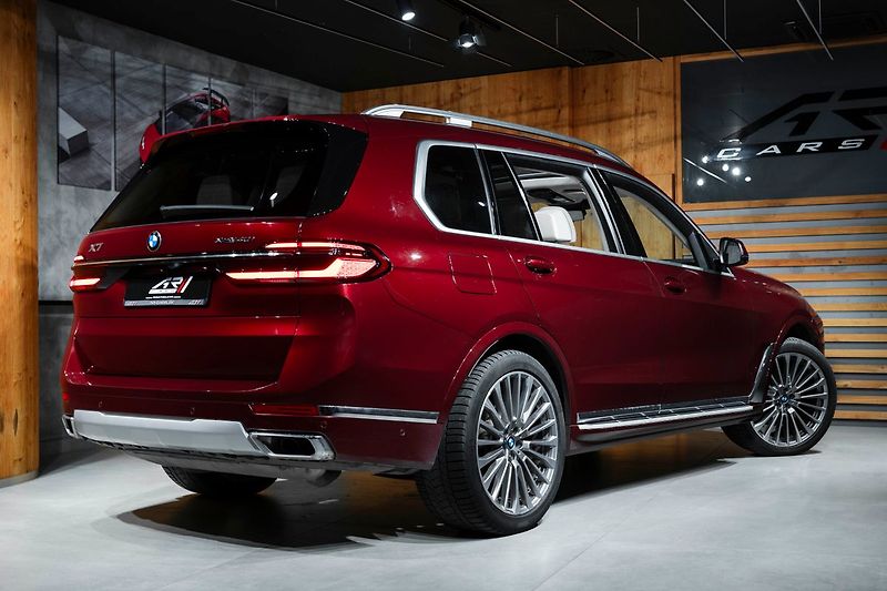 BMW X7 40i - fotka 27 z 27