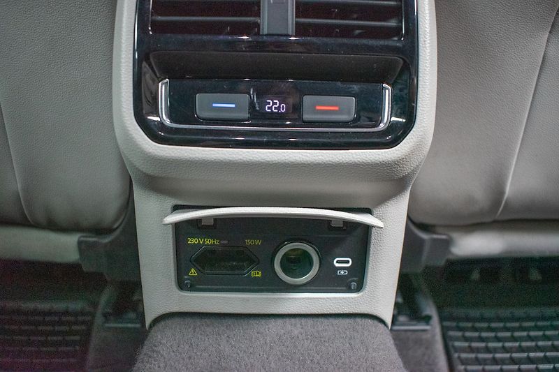 Volkswagen Passat 2.0 TDI ELEGANCE*ACC*ČR*1.MAJ - fotka 31 z 40