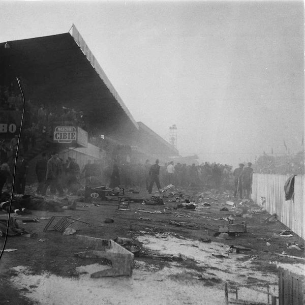 Le Mans 11. června 1955, okamžiky po katastrofě. Po nehodě závod i přes chaos pokračoval, protože funkcionáři se obávali, že hromadný odchod diváků by zablokoval cesty a na místo by se nedostali záchranáři.