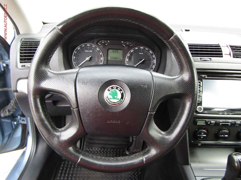 Škoda Octavia (2007) 2.0TDi, AC, TZ, park.čidla - fotka 16 z 19