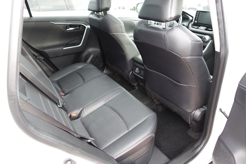 Toyota RAV4 2,5 HEV Executive Skyview  4x4 - fotka 15 z 36