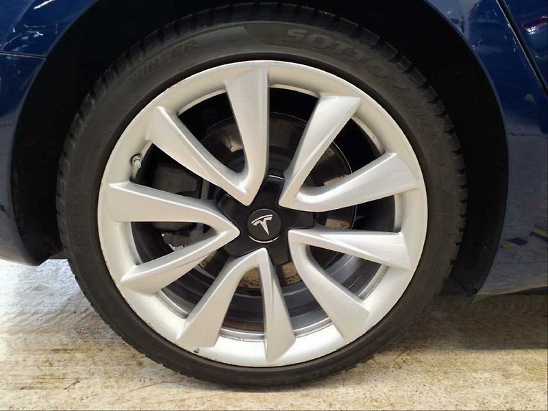 Tesla Model 3 (2023) Standard Range - fotka 9 z 11
