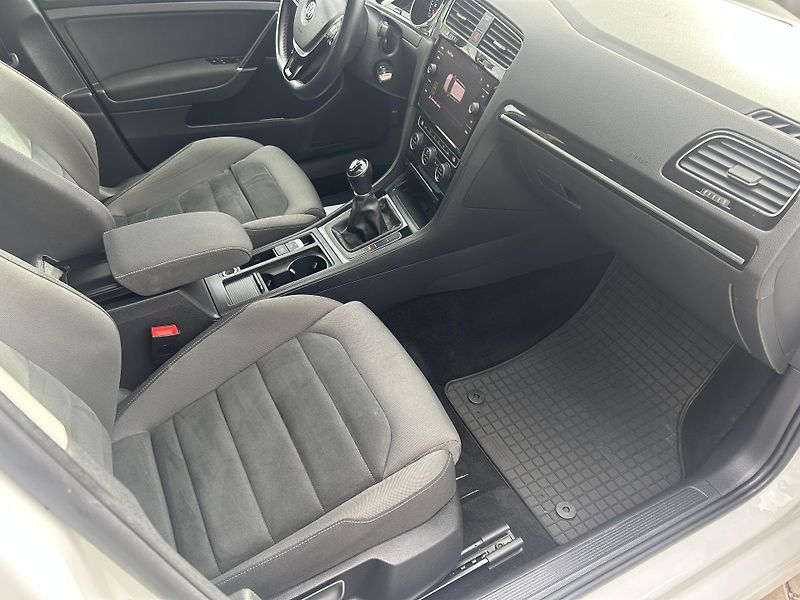 Volkswagen Golf Variant 2,0TDi Highline NAVI LEDMATRIX - fotka 32 z 69