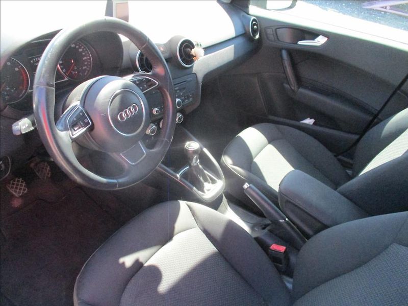Audi A1 1,2 TSi, klima,Navi,serv.kn. - fotka 17 z 32