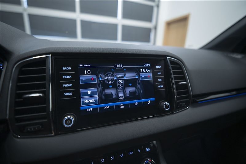 Škoda Karoq 2,0 TDI DSG 4x4 SPORTLINE ČR - fotka 32 z 41