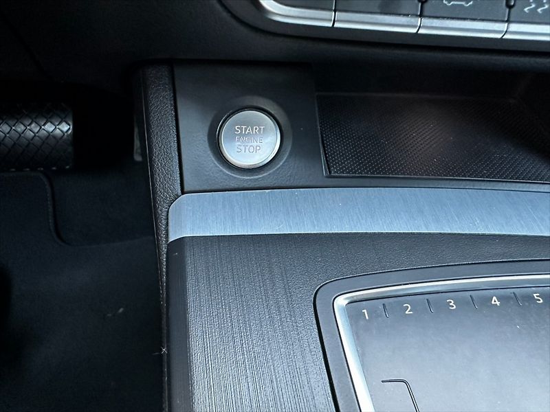 Audi Q5 2,0 TFSi 270kW-VIRTUAL-S Line - fotka 33 z 48