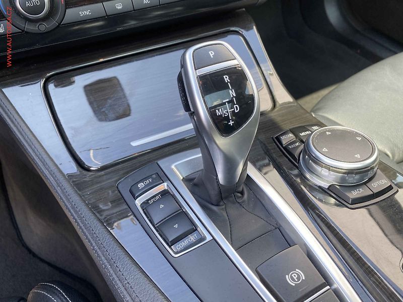 BMW Řada 5 (2015) 3.0 D 530D, LuxuryLine, AT - fotka 16 z 20