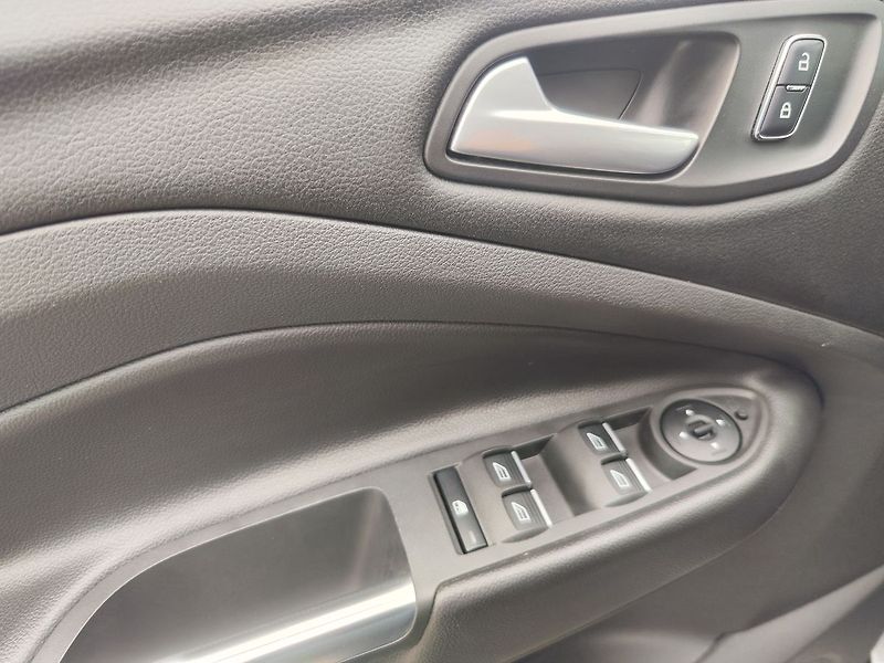 Ford Kuga 1.5 EB/110kW Sync Edition - fotka 27 z 28