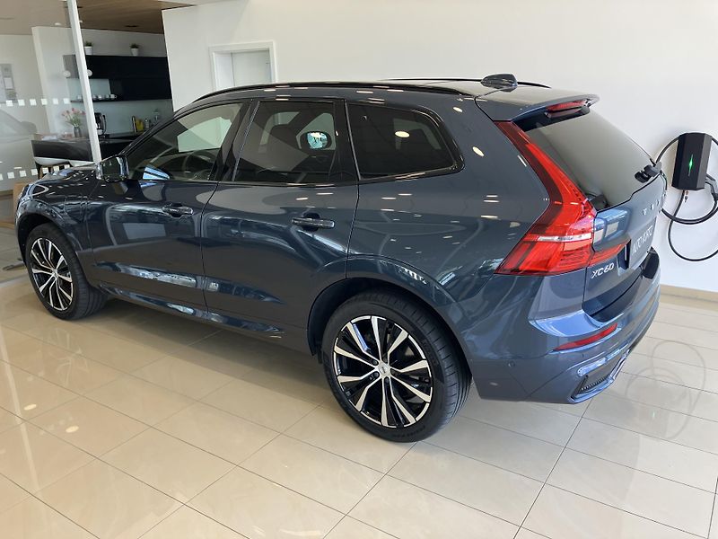 Volvo XC60 T8 eAWD Ultimate Dark - fotka 7 z 54