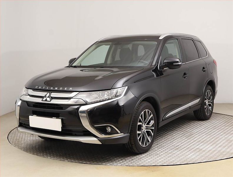 Mitsubishi Outlander (2017) 2.0, 4X4, Automat, 7 míst, ČR - fotka 2 z 20