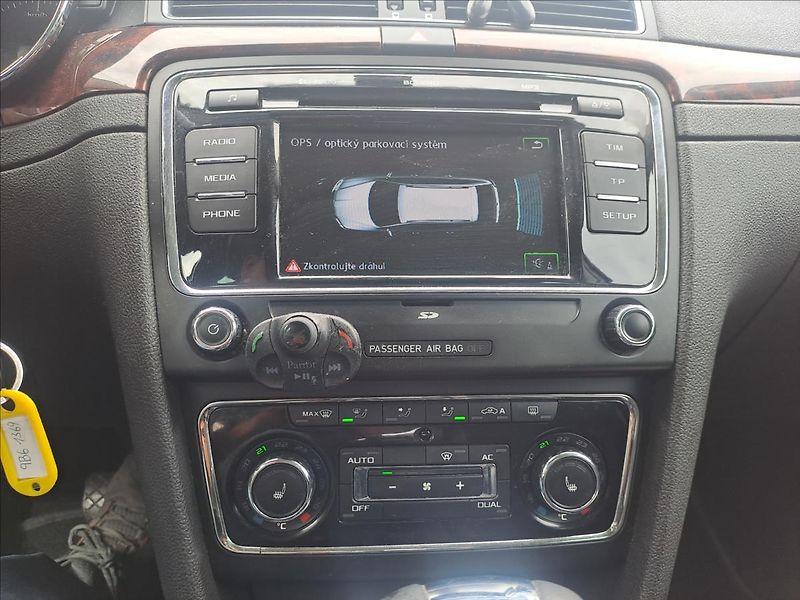 Škoda Superb 2,0 TDI DSG KOUPENO CZ - fotka 14 z 16