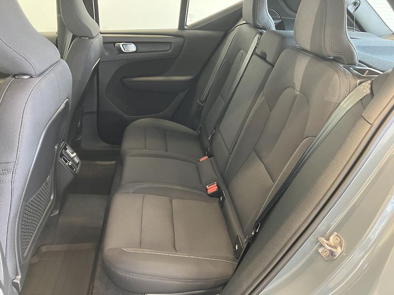 Volvo XC40 B4 Momentum Advance AT8 - fotka 12 z 41
