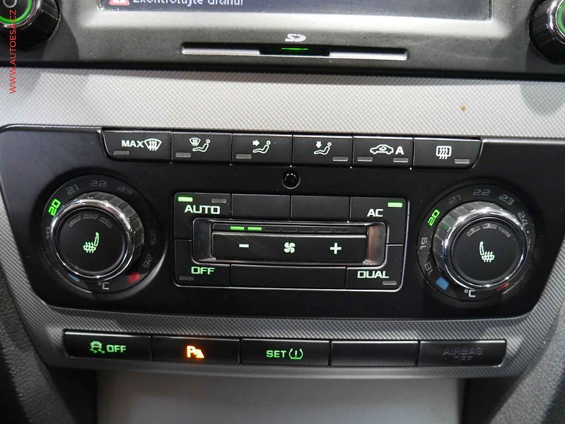 Škoda Octavia (2010) 2.0 TDi, Elegance, xenon - fotka 14 z 16