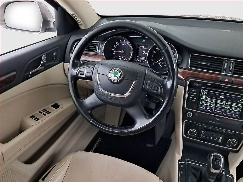 Škoda Superb (2011) Elegance 2.0 TDI, Xenony - fotka 7 z 16
