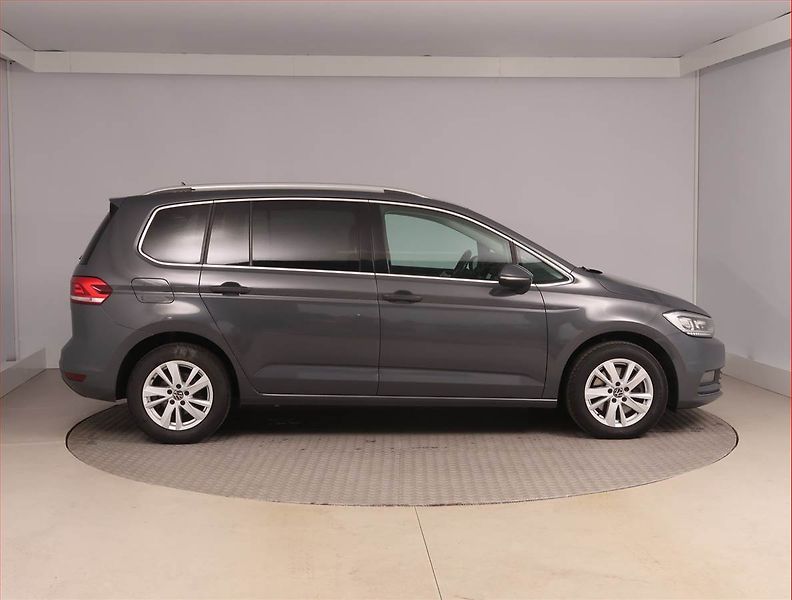 Volkswagen Touran (2023) 2.0 TDI - fotka 6 z 16
