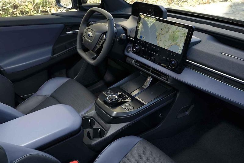 Místy muselo elektrické Subaru Uncharted projíždět i obtížnějším terénem.