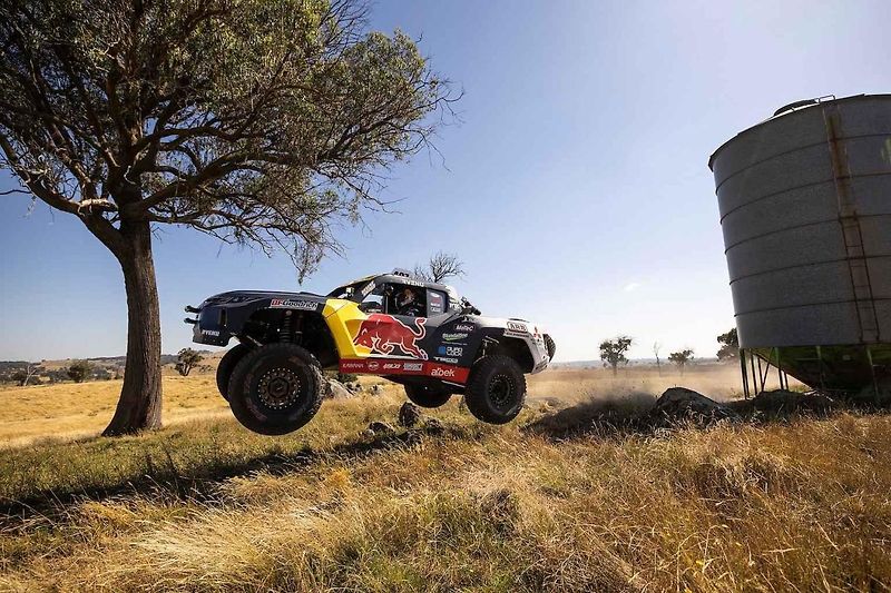 Daniel Ricciardo s vozem Red Bull RB7 F1 jezdí v terénu a překonává výzvy, které jsou pro Austrálii typické.