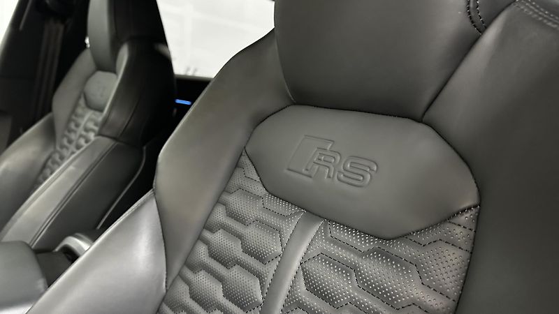 Audi RS Q8 TOP STAV / PLNÁ VÝBAVA  - fotka 39 z 54