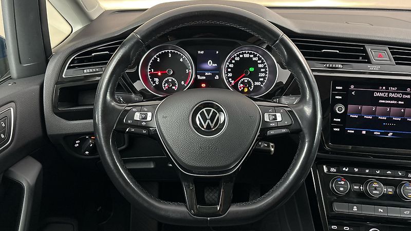 Volkswagen Touran 2.0 TDI DSG Highline - fotka 9 z 25
