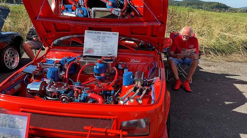 Tuning párty: motory silných upravených aut burácely na letišti v Krásně