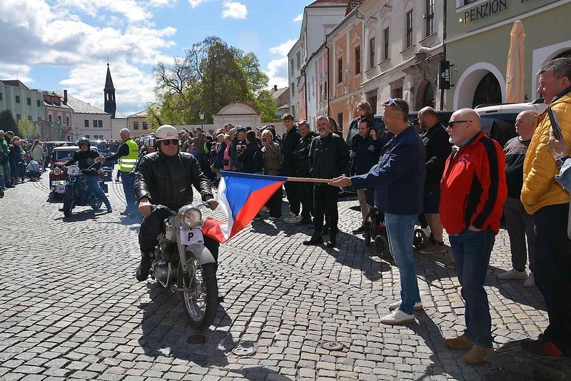 Automobiloví a motocykloví veteráni se vydali v neděli na tradiční jízdu Ze zámku na hrad. Start byl na Horním náměstí v Přerově, kde si lidé užili bohatý program.