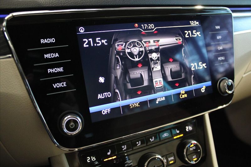 Škoda Superb TDi DSG 4x4 Style Combi - fotka 23 z 34
