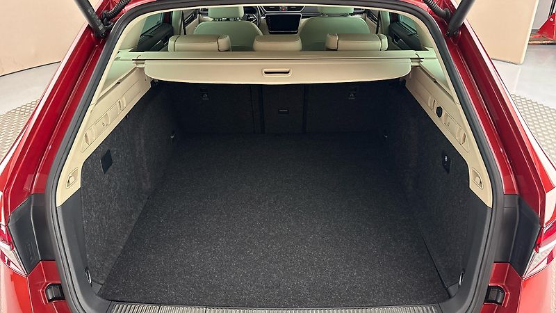 Škoda Superb 1.4 TSI iV DSG L&K Combi - fotka 17 z 37