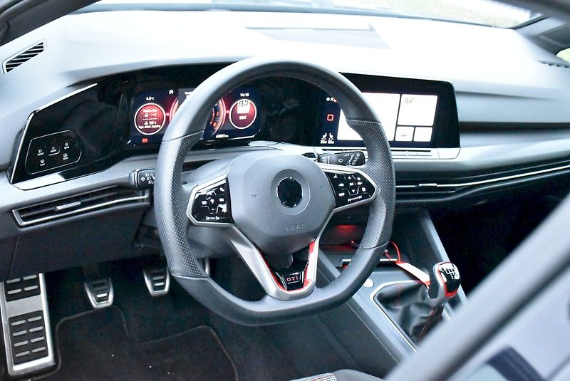 Volkswagen Golf (2022) GTI 2.0 TSI 180kW - fotka 15 z 33