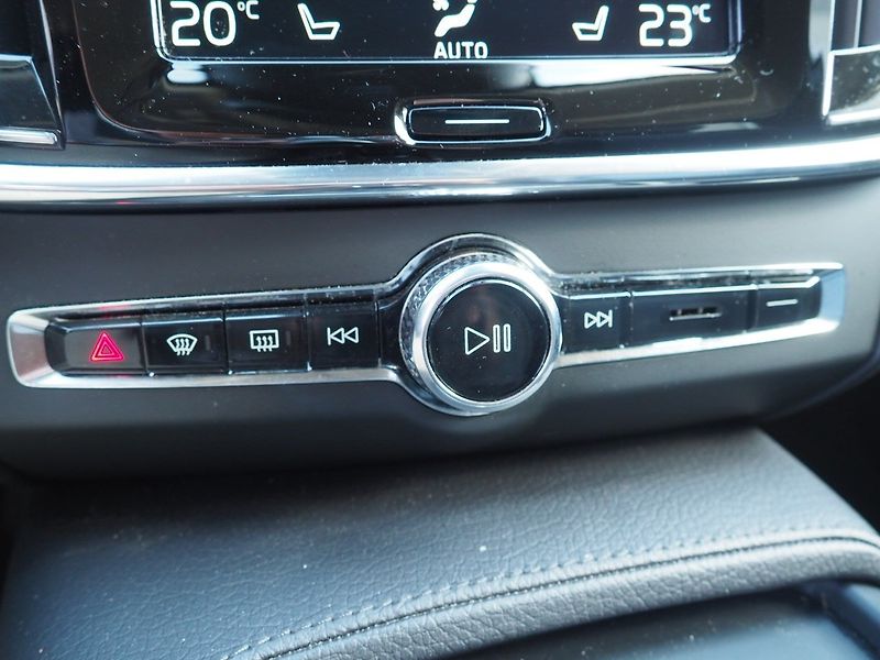 Volvo V90 (2018) D5, 173 kW, AWD, AT - fotka 34 z 46