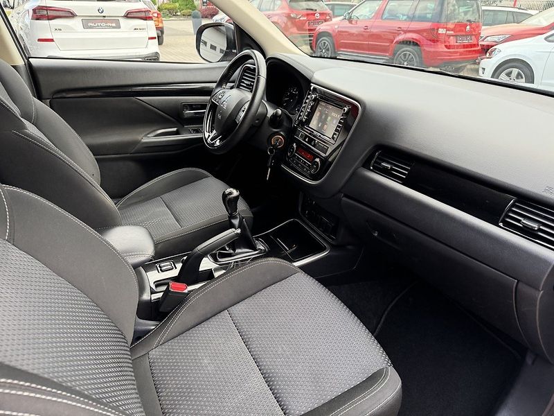 Mitsubishi Outlander (2019) 2.0i Mivec Navi Kamera - fotka 16 z 50