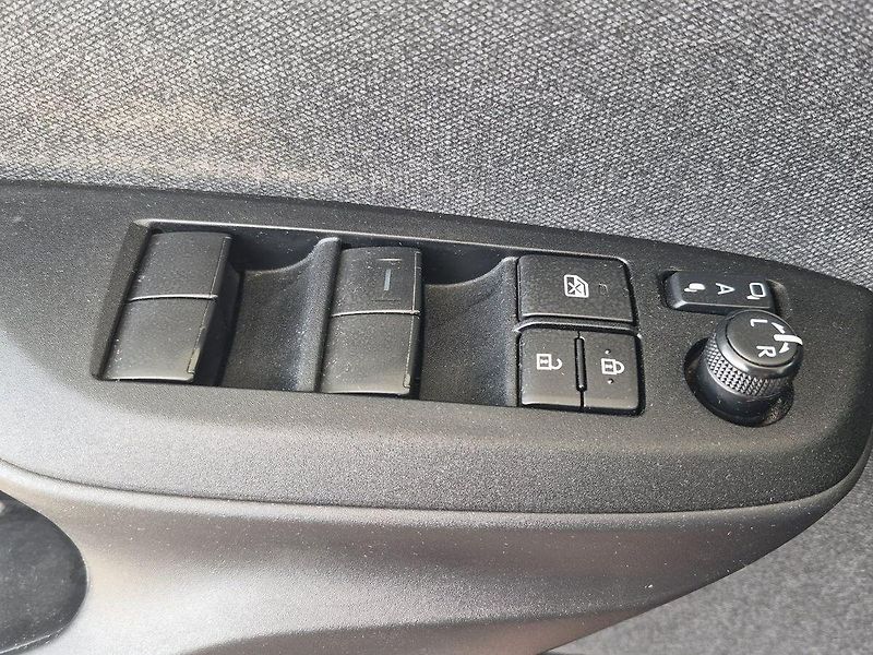 Toyota Yaris Selection Style 1.5 VVT-i 92kW - fotka 20 z 25