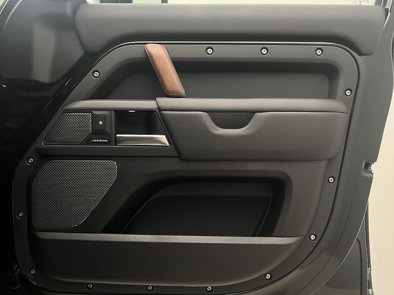 Land Rover Defender 110 D300 HSE AUT CZ - fotka 51 z 51