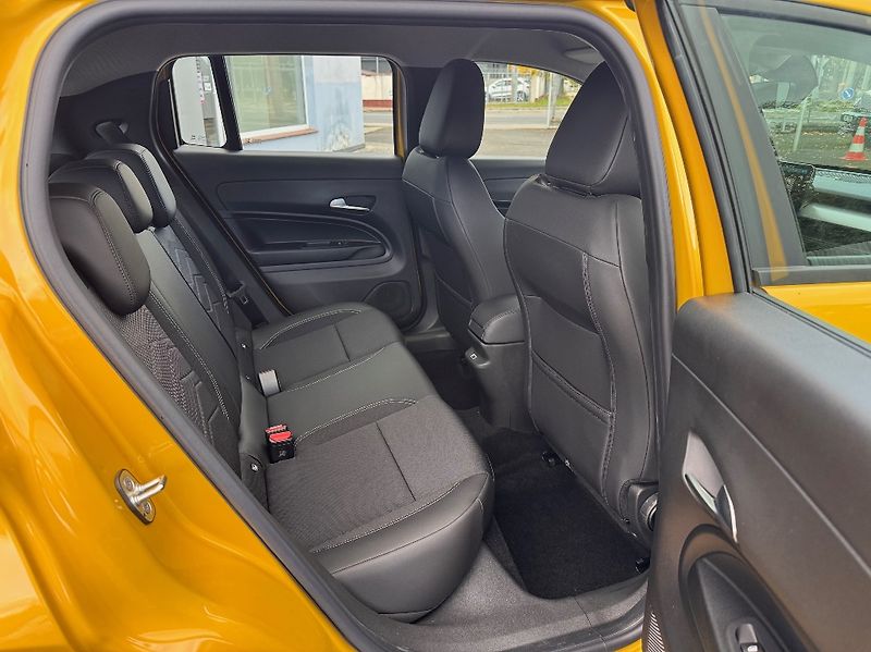 Jeep Avenger (2025) Electric 54 kWh ALTITUDE 156k - fotka 34 z 36
