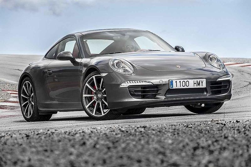 Německá automobilka Porsche věří, že budoucnost automobilů nemusí patřit výhradně elektromobilům.