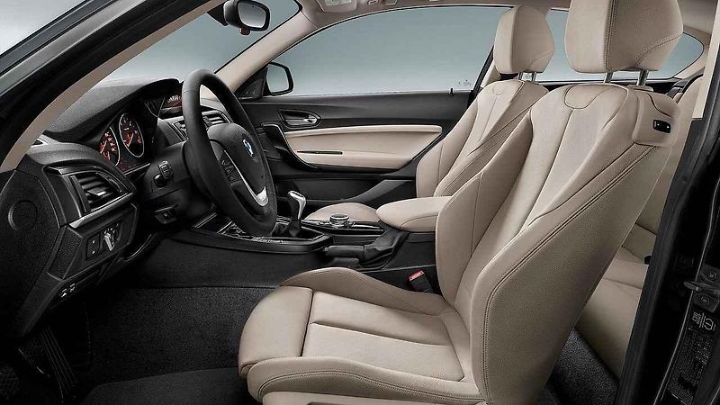 Fiat 500 nabízí i tuto variantu interiéru s příplatkem 37 000 Kč