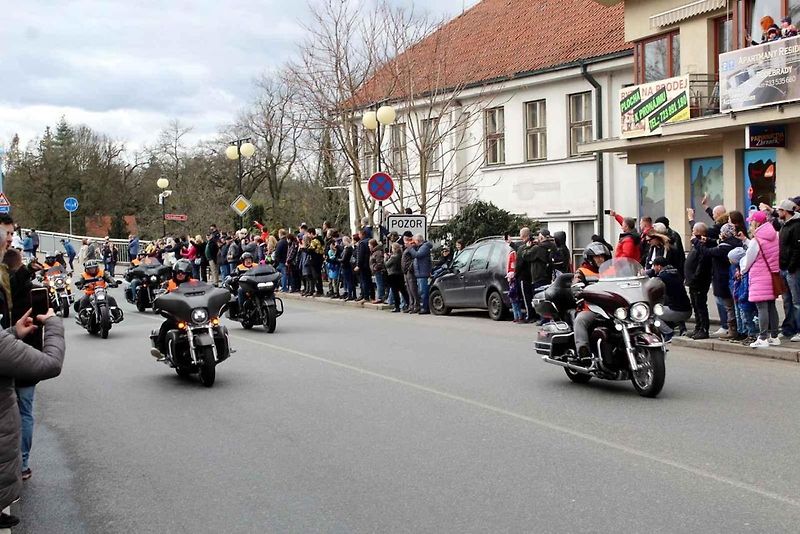 Z příjezdu spanilé jízdy motocyklů do Poděbrad.