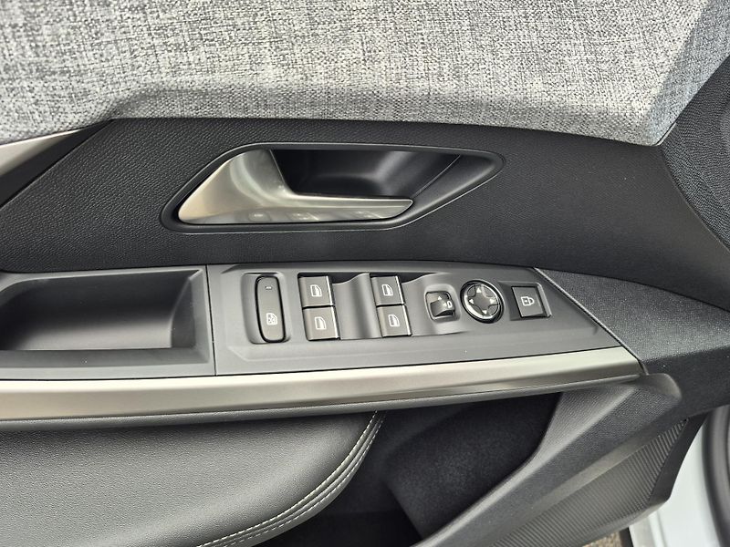 Peugeot 5008 (2025) GT Hybrid 136 e-DCS6  - fotka 12 z 23