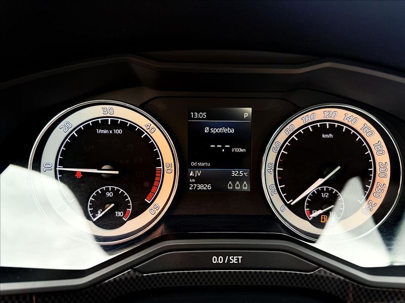 Škoda Superb 2,0 TDi 4x4 DSG SportLine - fotka 14 z 34
