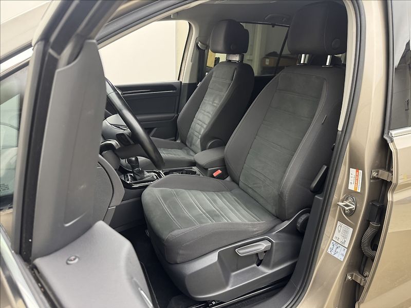 Volkswagen Touran 1,4 DSG KAMERA TAŽNÉ 1.MAJ ČR - fotka 27 z 38