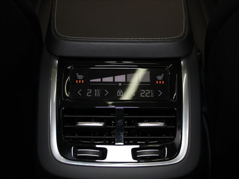 Volvo V90 2,0 B6 AWD Ultimate Dark B&W - fotka 23 z 27