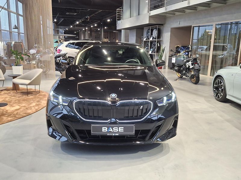 BMW i5 xDrive40 M-Sport PRO - fotka 2 z 36