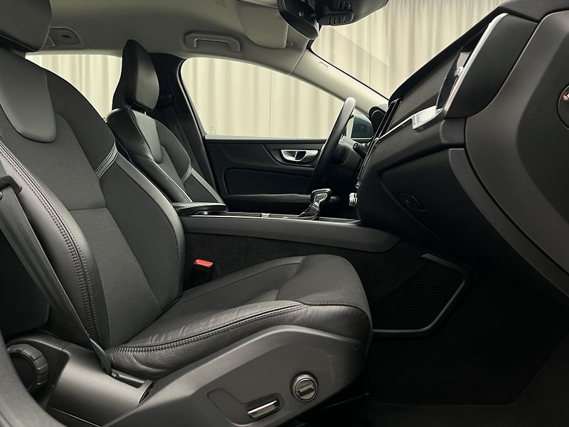 Volvo V60 CC D4 AWD AUT CZ 1. maj. - fotka 18 z 43